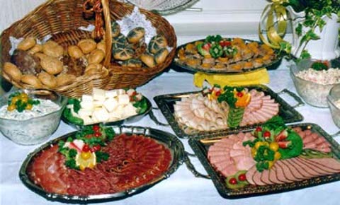 Buffet mit verschiedenen Brötchen, Canapees und Delikatess-Schnittchen.