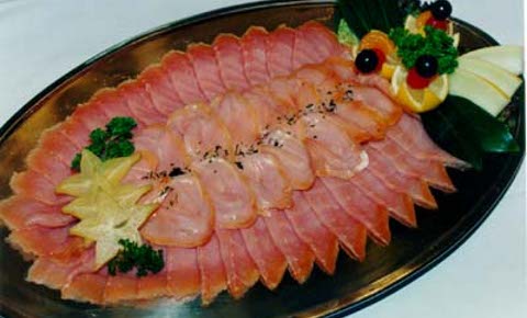 Wir bieten auch Fisch-Platten mit Aal, Lachs, Forelle...